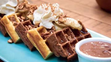 Con complementos dulces o salados, los waffles son una deliciosa opción para desayunar.