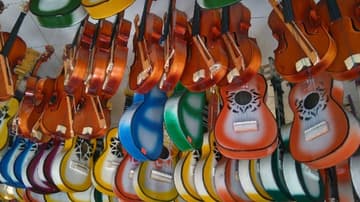 En la calle de Bolívar venden todo tipo de instrumentos musicales y equipo de sonido.