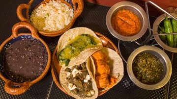Come tacos de guisado en la Ciudad de México