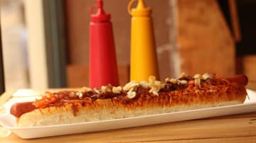 En King of Dogs preparan un enrome hot dog de 40 centímetros