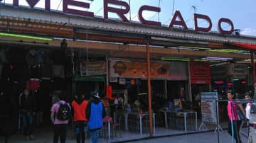 En el Mercado de Cartagena predominan las estéticas y zapaterías.