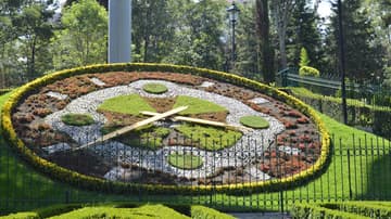El reloj floral del parque hundido es uno de sus emblemas