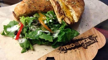 Trooper gourmet es un restaurante que ofrece hamburguesas y hot dogs al estilo de Star Wars.