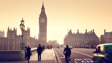 En El numero 11, Jonathan Coe realiza una sátira de la Inglaterra actual