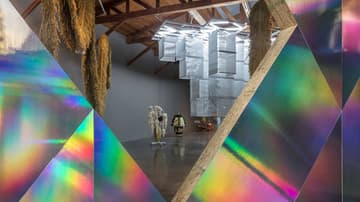 La artista coreana Haegue Yang presenta la exposición "Ornamento y Abstracción"
