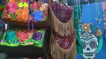 El Mercado de Coyoacán se distingue por su colorido, tradición y deliciosa comida.