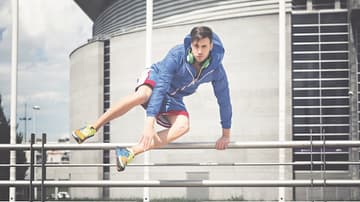 Conocido popularmente como “el arte del desplazamiento”, el parkour se realiza, por lo común, en espacios urbanos o naturales
