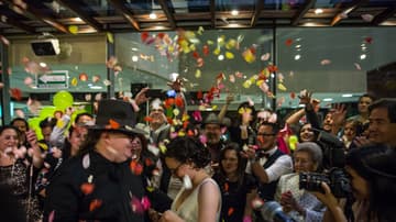 Burgerman protagoniza una de las bodas más excéntricas de la Ciudad de México. ¡Se casó en un Mc Donald's!