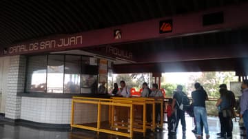 Estación del metro, comida e historia