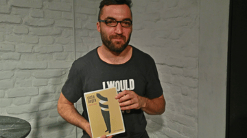 Eduardo Barrasa presentó su nueva novela "Cinta negra".