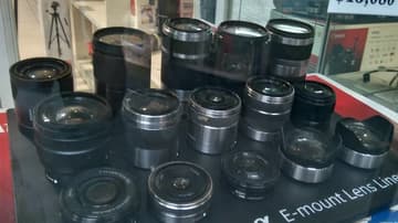 En la calle de Dónceles se venden cámaras y todo tipo de equipo fotográfico.
