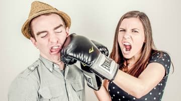 mujer defendiéndose