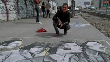 Naitoreido ha viajado por todo México pintando en las banquetas.