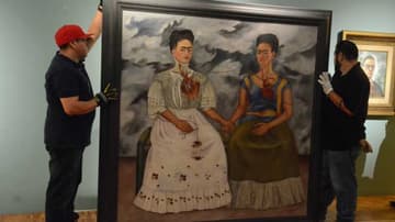 La pintura "Las dos Fridas" regresó a la Ciudad de México después de ser exhibida en París y Estados Unidos.