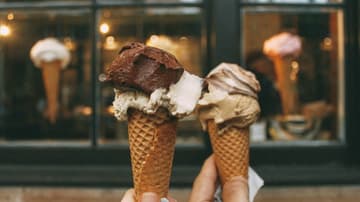 Se busca romper el Récord Guinness del mayor número de personas comiendo helado simultáneamente.