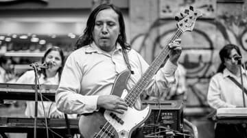 Los Merino Musical tocan salsa sin ver