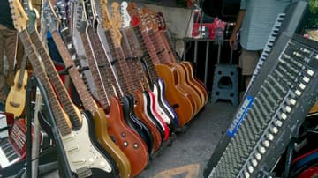 El Bazar Musico Cultural de Tasqueña está lleno de instrumentos musicales, incluyendo algunos muy extraños.
