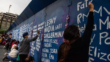 Nombres plasmados en las vallas de la CDMX